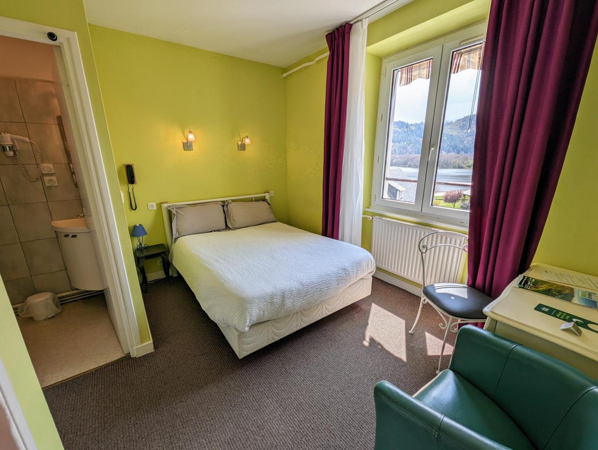 Logis Hotel Le Beau Site Шамбон-сюр-Лак Екстериор снимка