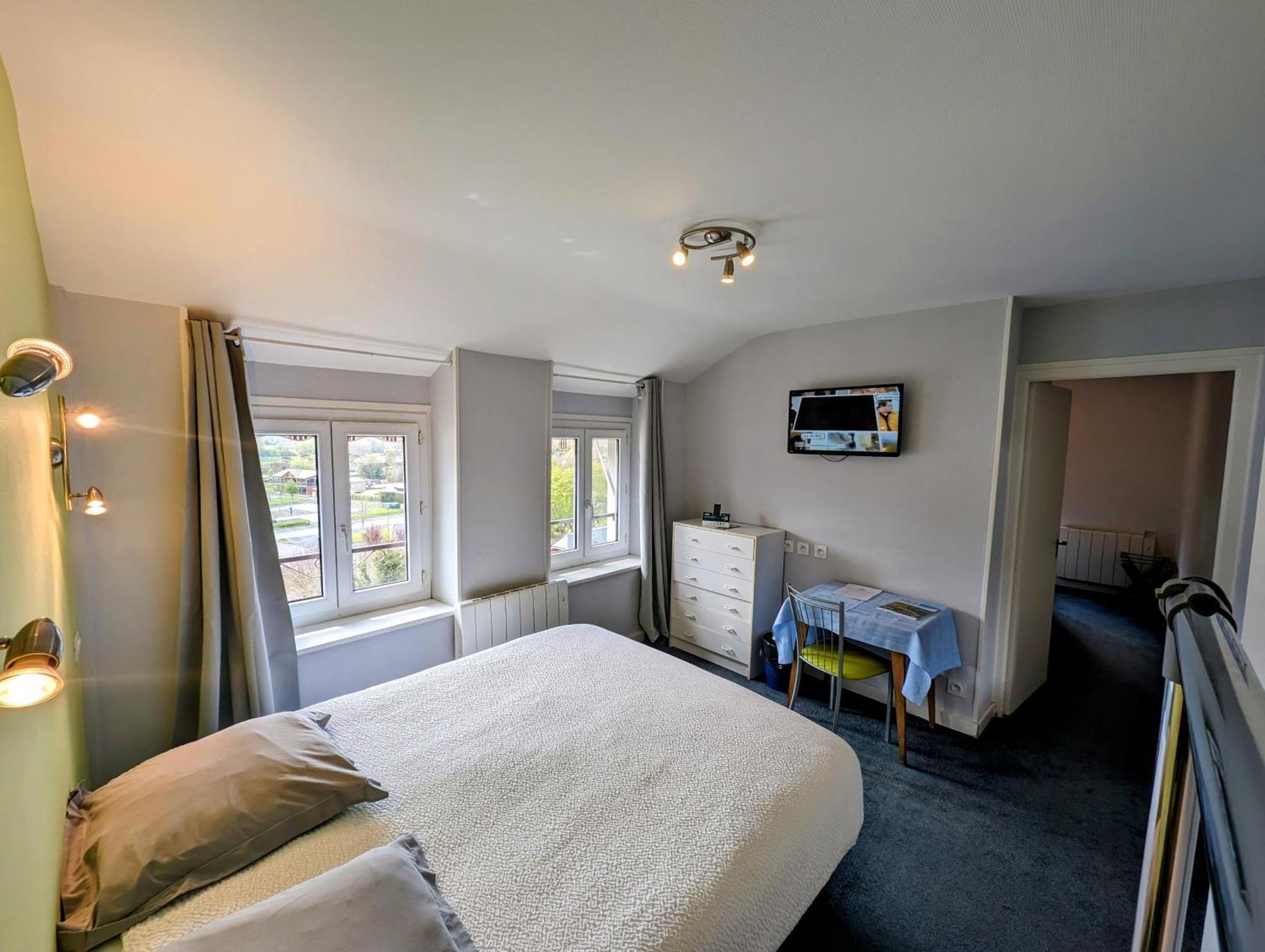 Logis Hotel Le Beau Site Шамбон-сюр-Лак Екстериор снимка