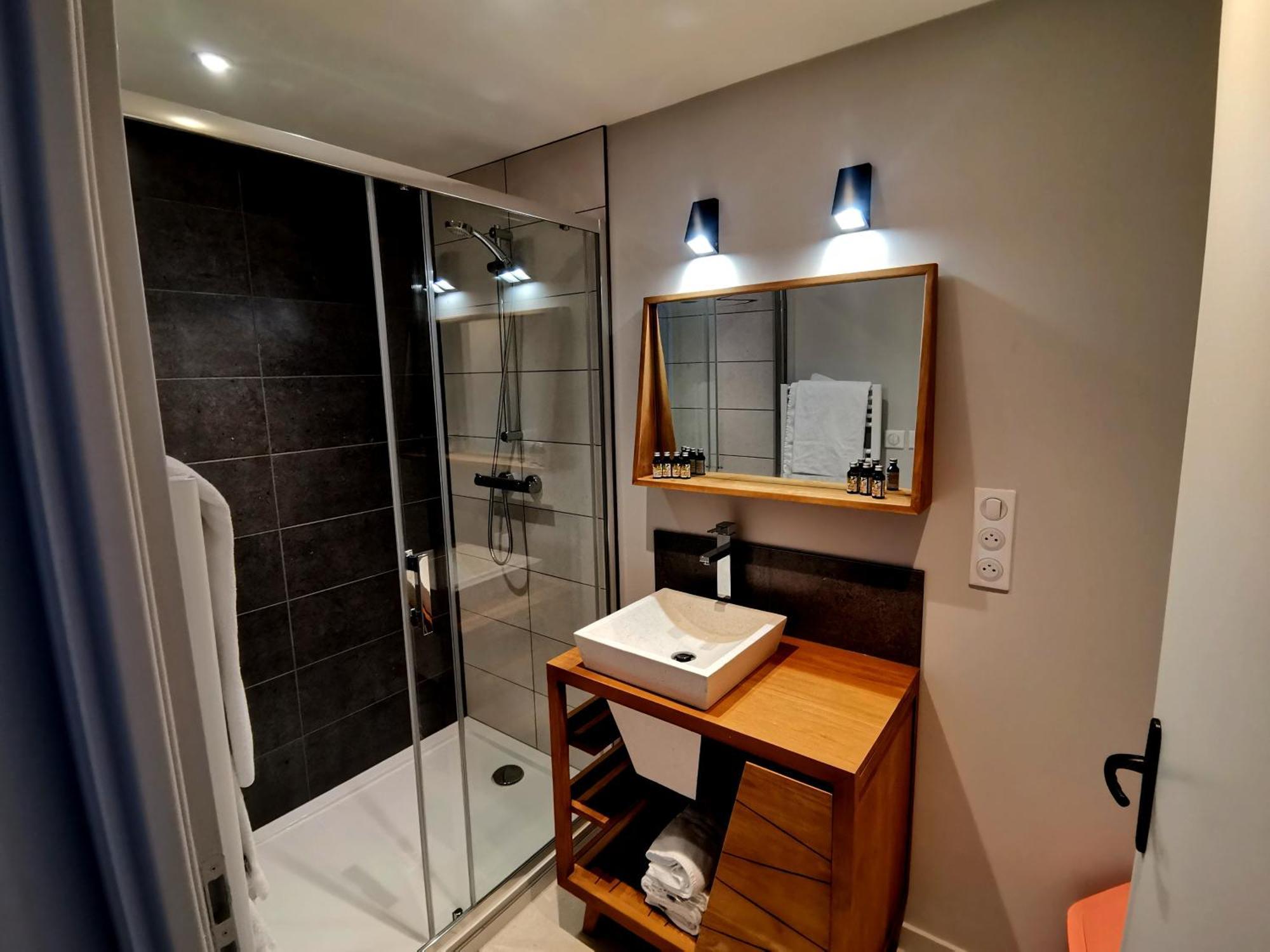 Logis Hotel Le Beau Site Шамбон-сюр-Лак Екстериор снимка