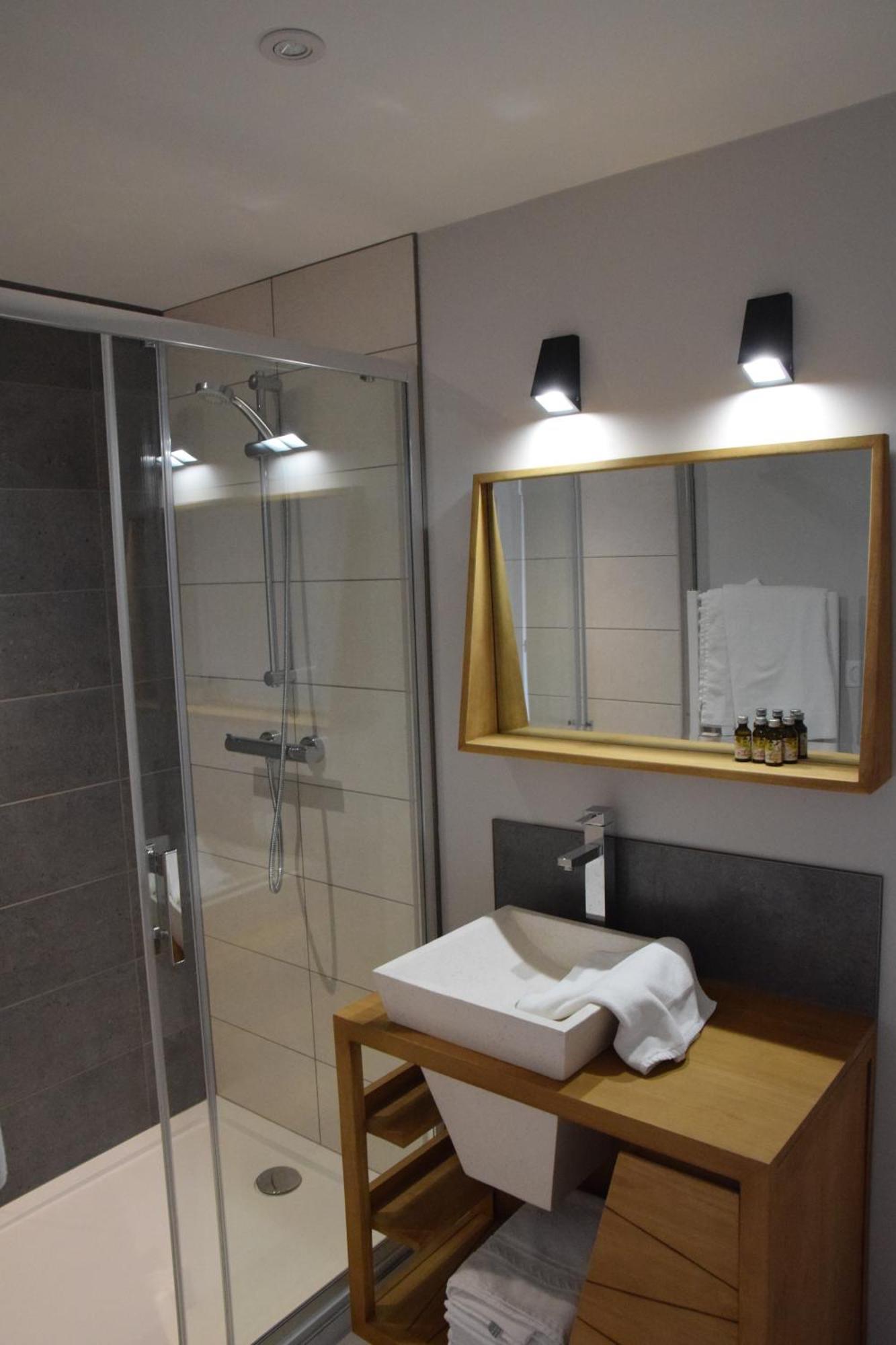 Logis Hotel Le Beau Site Шамбон-сюр-Лак Екстериор снимка