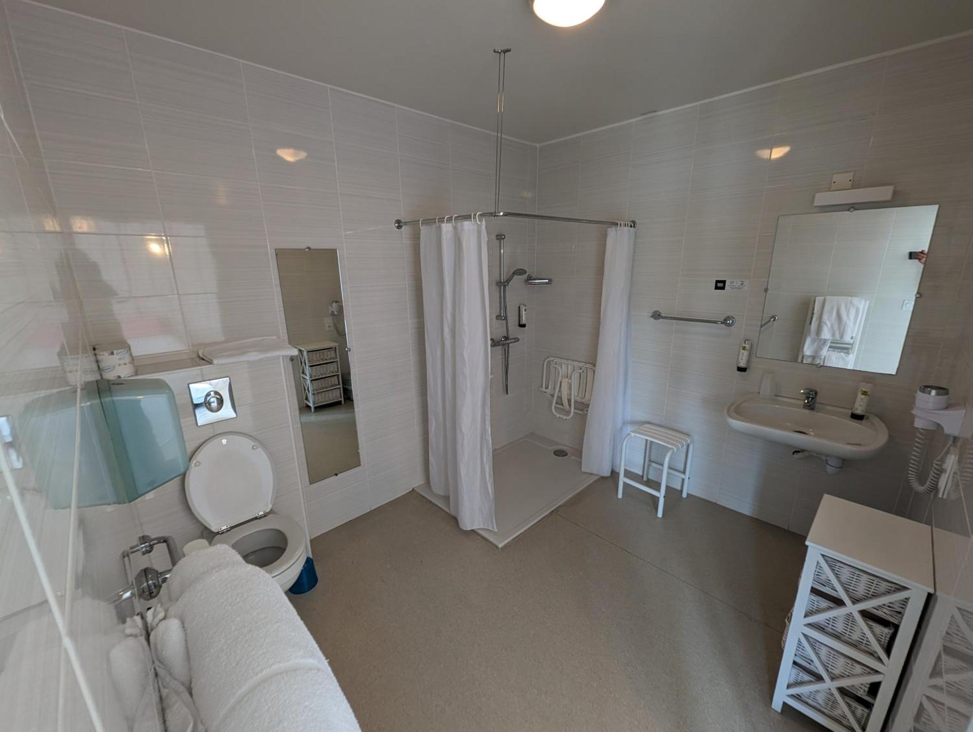 Logis Hotel Le Beau Site Шамбон-сюр-Лак Екстериор снимка