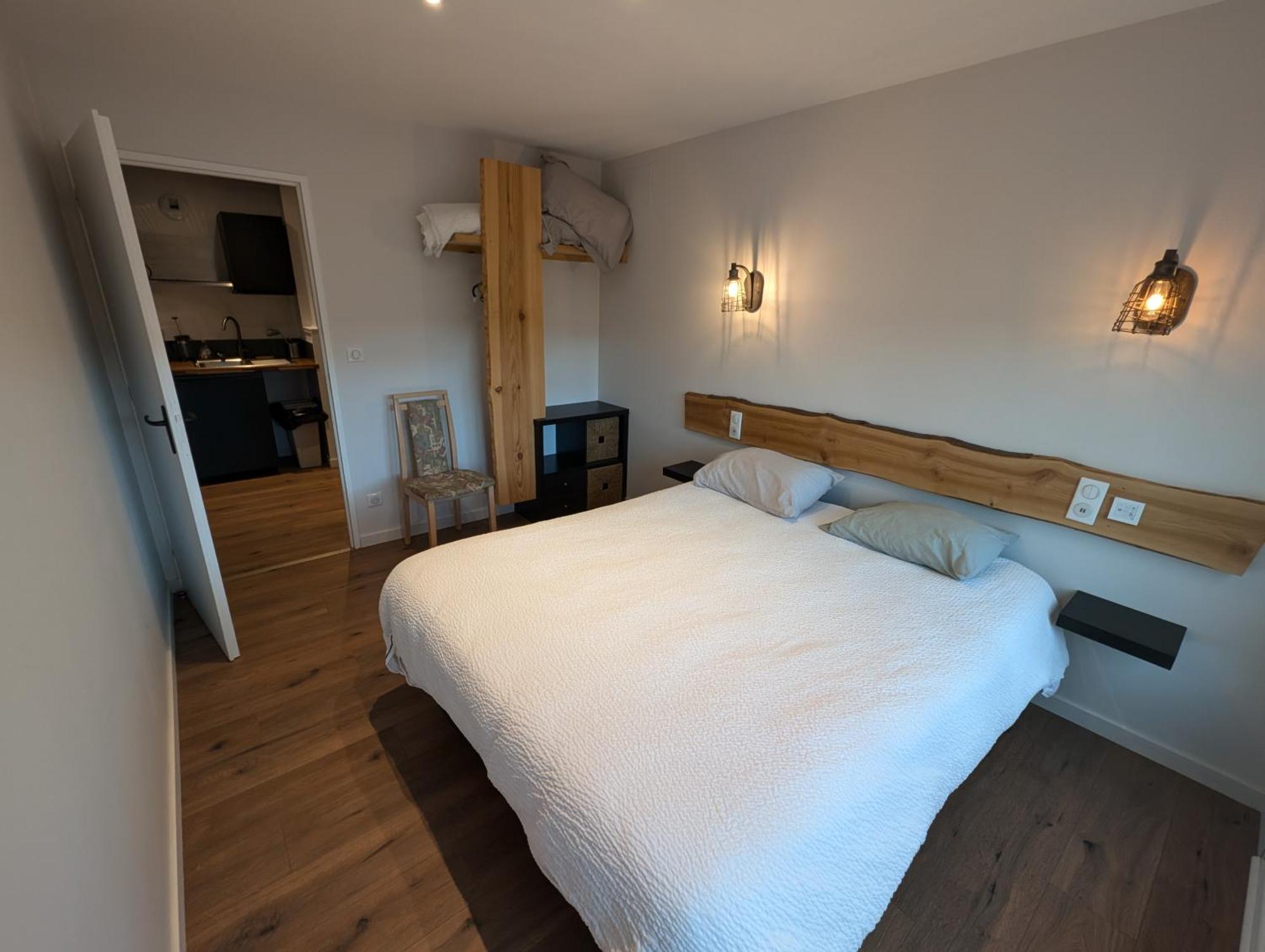 Logis Hotel Le Beau Site Шамбон-сюр-Лак Екстериор снимка